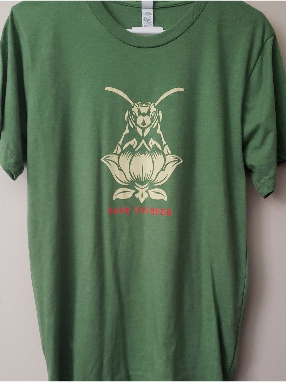 NWT Save The Bees Graphic T‑Shirt - Green M